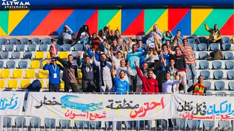 جماهير أسوان تطالب بالدخول الي الملعب لمسانده الفريق