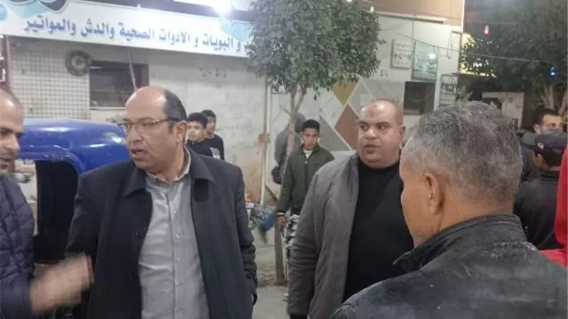 جهاز مدينة بدر يلاحق المخالفين ليلاً ويشن حملة إشغالات مكبرة بالشوارع.. صور