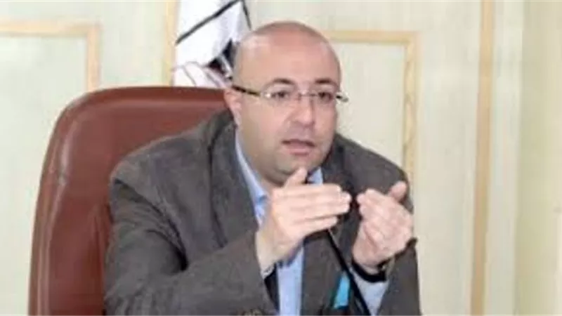 محافظ بني سويف يفاجئ مدرسة الميمون.. ..واستمع لآراء الطلاب حول نظام التقييم الأسبوعى