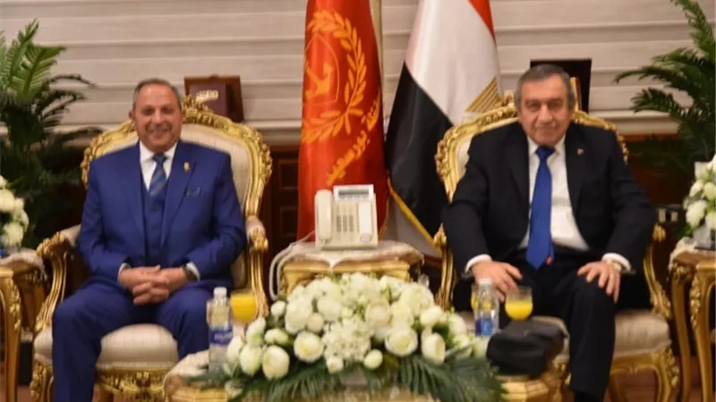 محافظ بورسعيد يستقبل رئيس الوزراء الأسبق والصالون البحري المصري