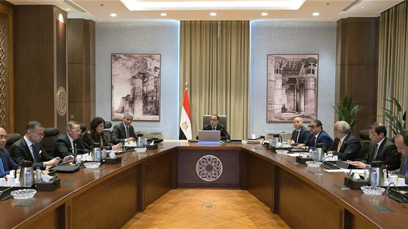 رئيس الوزراء يستعرض فرص استثمار سياحي بوسط البلد مع عدد من المستثمرين
