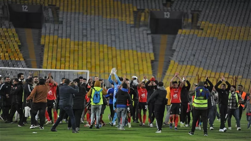 الأهلي يصالح جماهيره فى برج العرب بعد الفوز على المصري