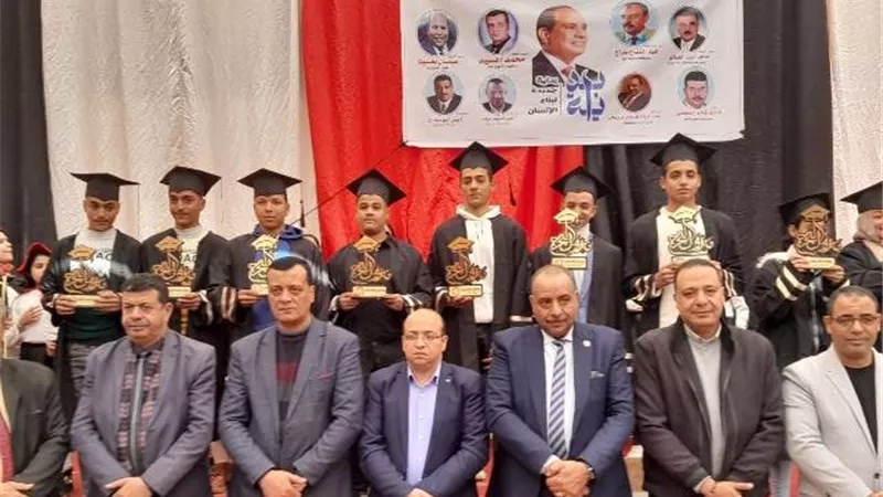 تعرف على تفاصيل تكريم رئيس جهاز سوهاج الجديدة لتلاميذ المدارس.. صور