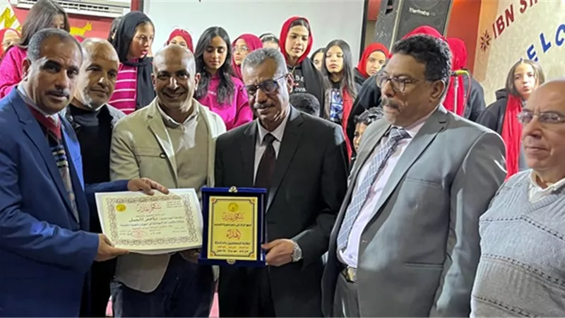 مدير تعليم الخانكة يكرم مدير الشئون التنفيذية لجهوده