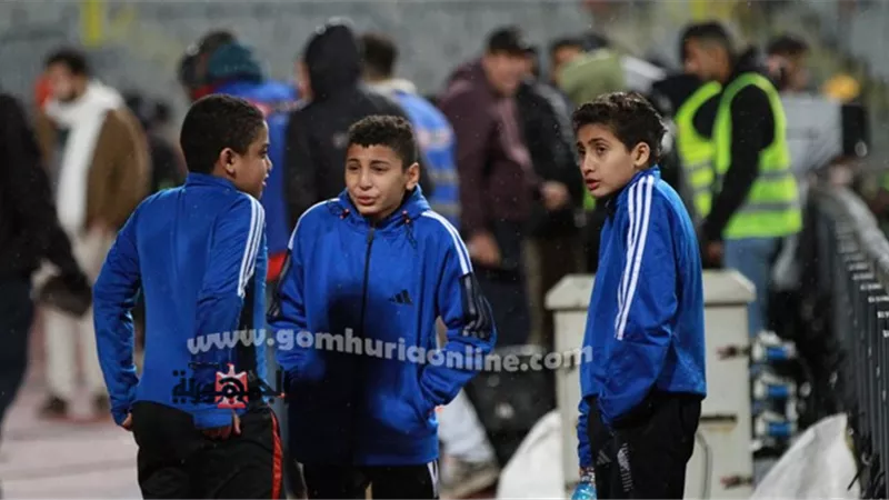 أطفال الملاعب فى مواجهه مع البرد والامطارباستاد برج العرب