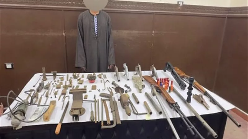 عاطل المنوفية حول منزله إلى ورشة لتصنيع الأسلحة النارية