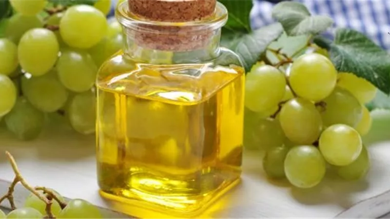 فوائد زيت بذور العنب للبشرة