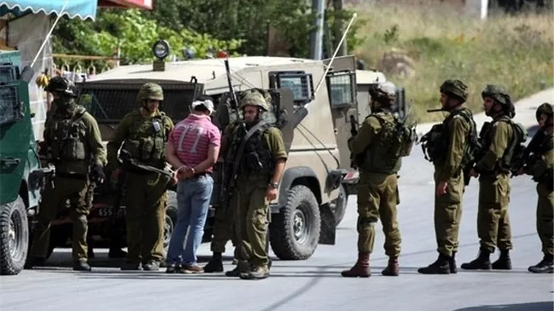 الاحتلال يعتقل 15 فلسطينيا من الضفة الغربية
