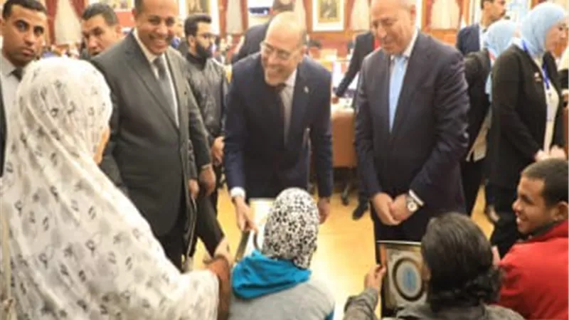 منها لذوي الهمم .. وزير العمل ومحافظ القاهرة يسلمان 90 عقد عمل