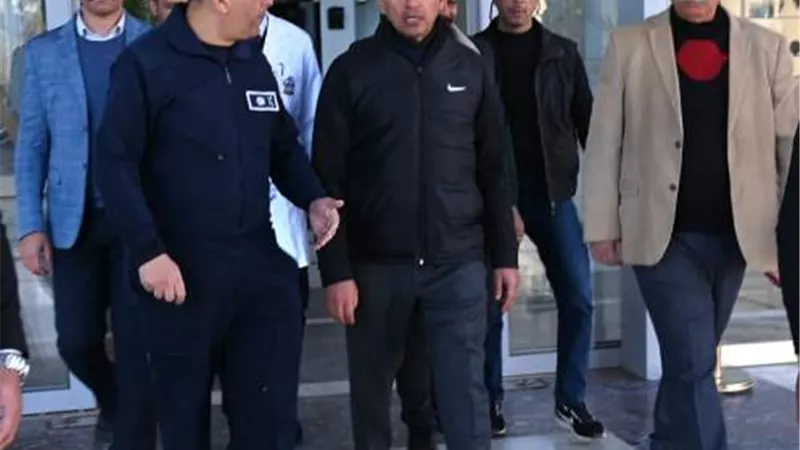 وزير الشباب يطمئن على الحالة الصحية للاعب إبراهيم شيكا