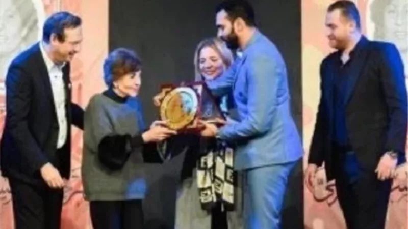 وليد وخالد نبيل الحلفاوي يتسلمان تكريمه بمهرجان المسرح العربى