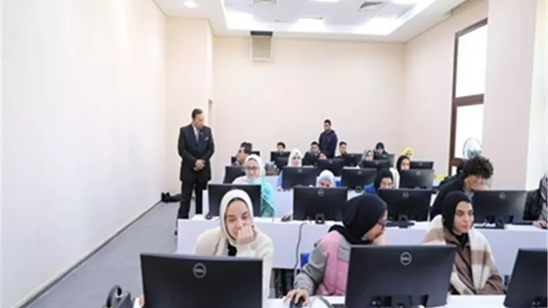 رئيس جامعة المنصورة الجديدة يشهد انطلاق امتحانات الترم الأول