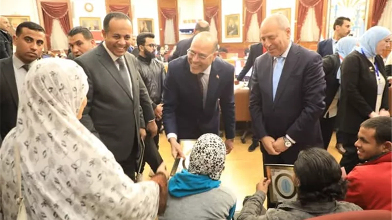 وزير العمل ومحافظ القاهرة يسلمان 90 عقد عمل منهم 70 لذوي همم