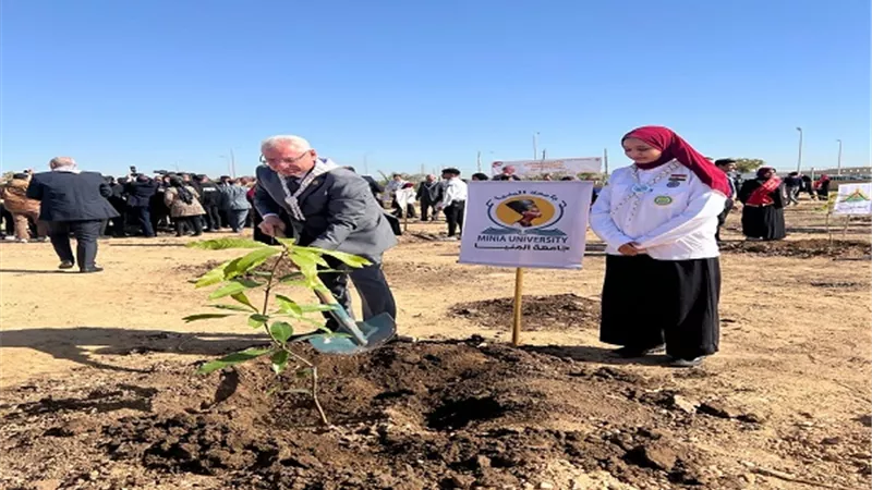 رئيس جامعة المنيا يشارك بمبادرة اتحضر للأخضر ويغرس شجرة