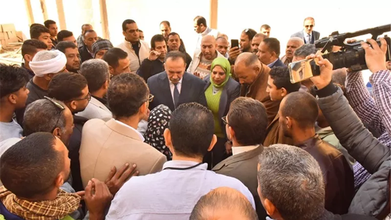 محافظ أسيوط يفتتح موقف سرفيس متعدد الطوابق وسوق حضري بمركز أبنوب