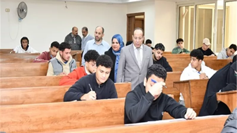طلاب جامعة القناة يؤدون امتحانات متطلب قضايا مجتمعية ورقياً وإلكترونيا