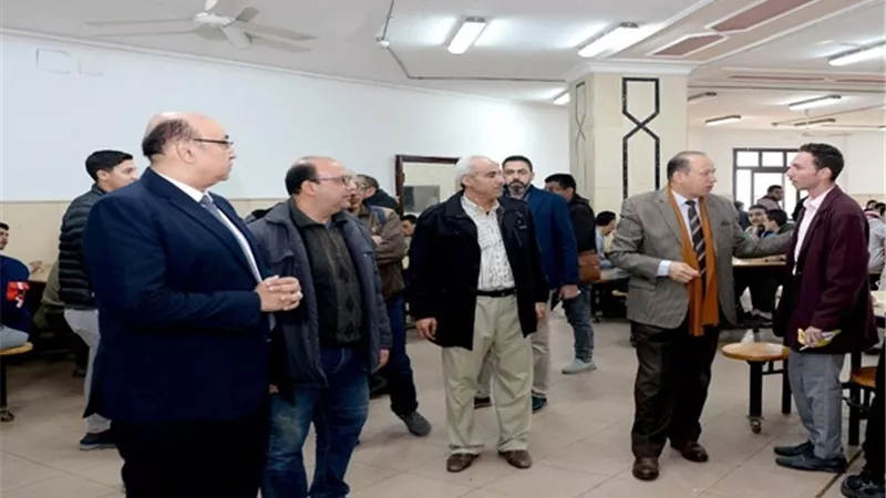 رئيس جامعة المنصورة في زيارةللمدن الجامعيةويقررصرف مكافأةللطباخين