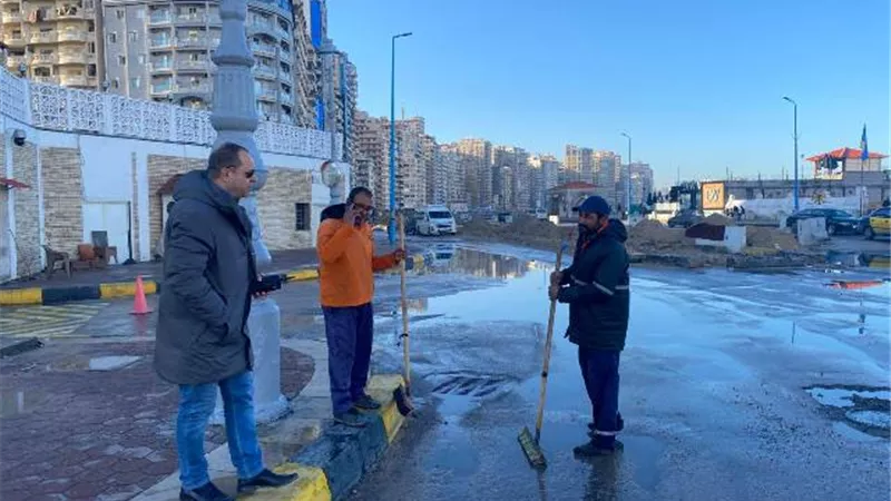 متابعة الاجهزة التنفيذية لسحب وازاحة مياه الامطار بالمنتزة ثان