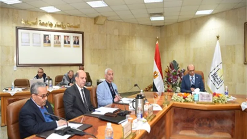 مجلس جامعة أسيوط يعقد اجتماعه الشهري