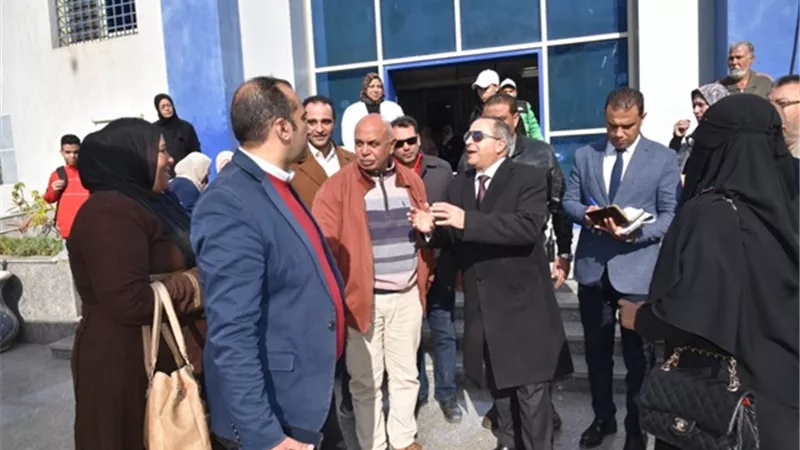 محافظ بورسعيد يطمئن من الأهالى على مستوى الخدمة بوحدة طب الحرية