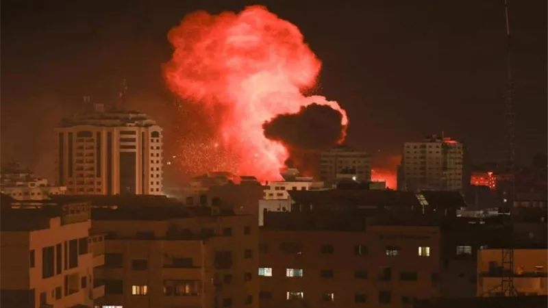 زوارق الاحتلال الحربية تقصف شاطئ منطقة المواصي غرب مدينة رفح
