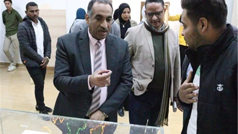 رئيس جامعة طيبة بالأقصر يفتتح معرض 