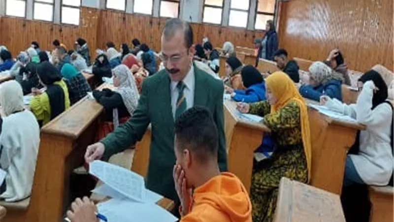 نائب رئيس جامعة بنها يتابع سير الامتحانات بـ 3 كليات