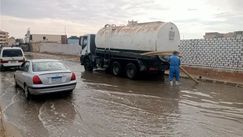 محافظ البحيرة توجه بتكثيف الجهود لإزالة آثار وتجمعات مياه الأمطار