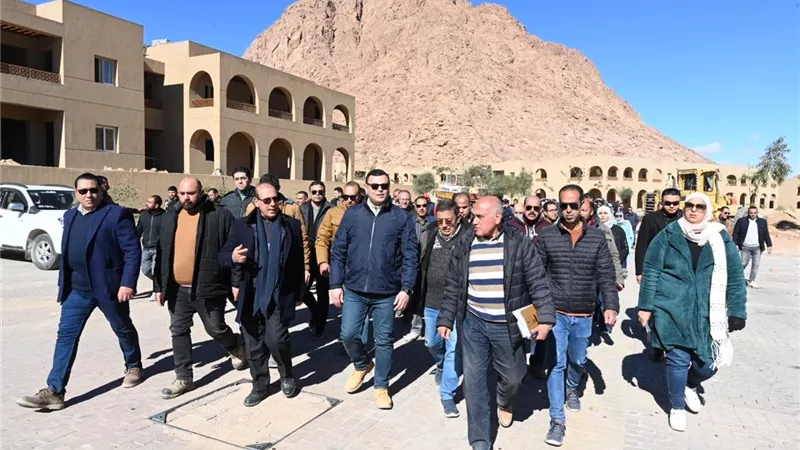 وزير الإسكان ومحافظ جنوب سيناء يتفقدان سير العمل بمنطقة الزيتونة بسانت كاترين