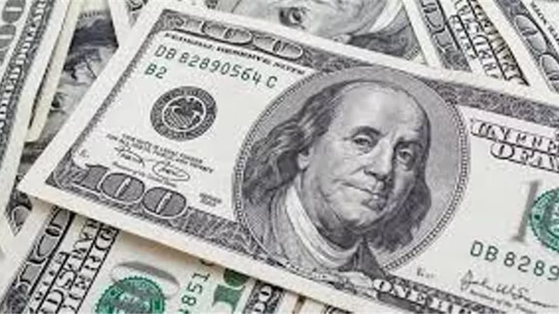 الدولار يحقق مكاسب وسط ارتفاع الين