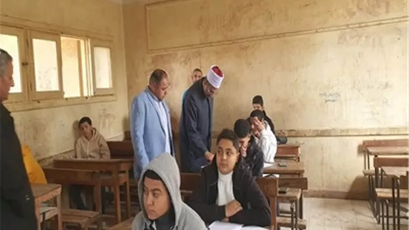طلاب النقل بالثانوية الأزهرية يؤدون امتحانات البلاغة والهندسة والمنطق