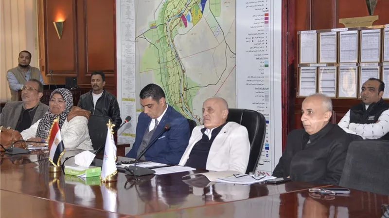 محافظ الأقصر يستعرض خدمات شركة مياه الشرب