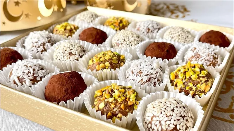كرات الشيكولاتة .. حلوى لذيذة على مائدتك الاحتفالية بالكريسماس