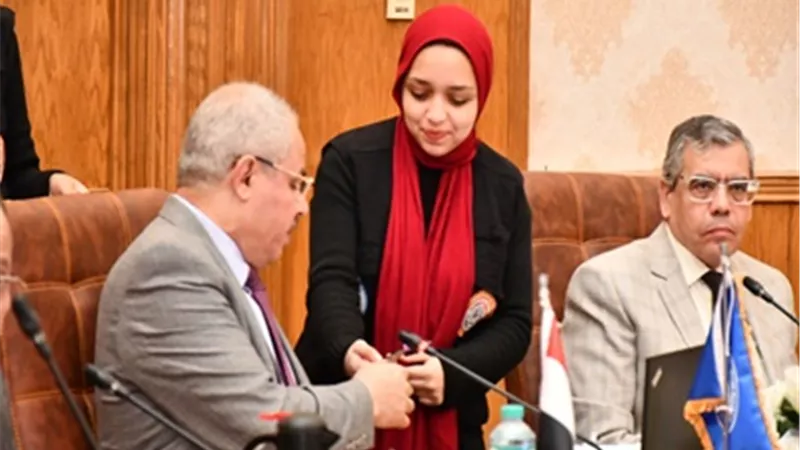 طلاب من أجل مصر تحتفي بالعام الجديد بهدايا تذكارية لمجلس جامعة القناة