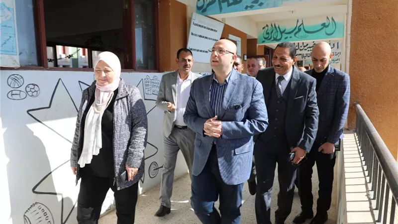 محافظ بني سويف يحاور طالبات سمسطا الإعدادية