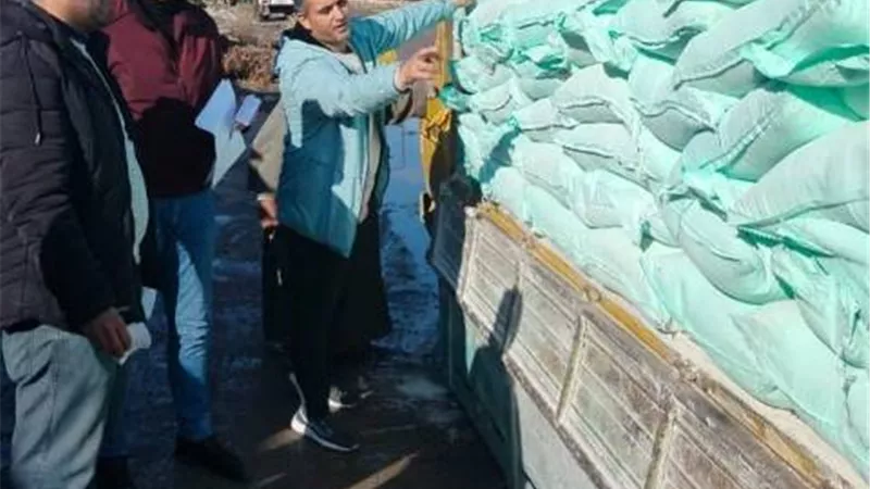 ضبط 20 طن أسمدة وأعلاف و 276 عبوة غذائية و مبيدات منتهية بالبحيرة