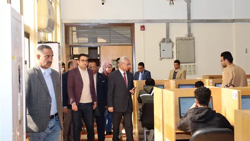 رئيس جامعة المنيا يتفقد سير الاختبارات الإلكترونية