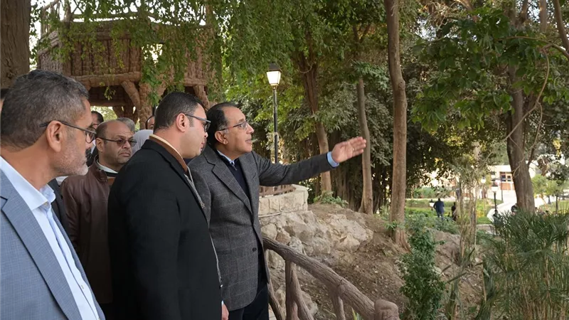 رئيس الوزراء يتفقد مشروع إعادة إحياء حديقة الأزبكية التراثية