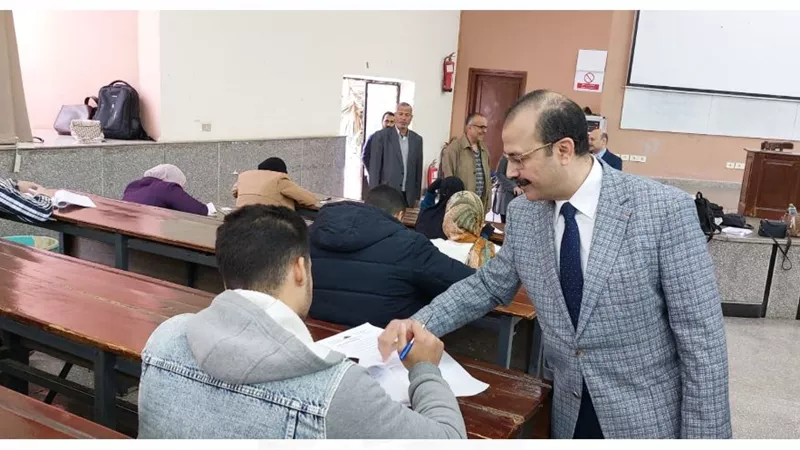نائب رئيس جامعة بنها يتفقد سير الامتحانات بكلية العلوم
