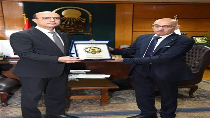 الهيئةالعامة لمحوالأمية وتعليم الكبار تُهدي د.المنشاوي درع الهيئة