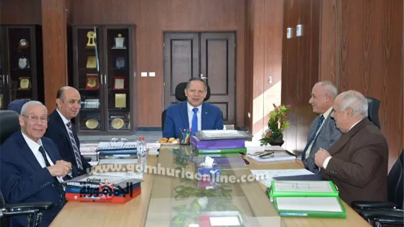 رئيس جامعة دمياط يترأس لجنة إختيار ومقابلات عميد جديد للتجارة