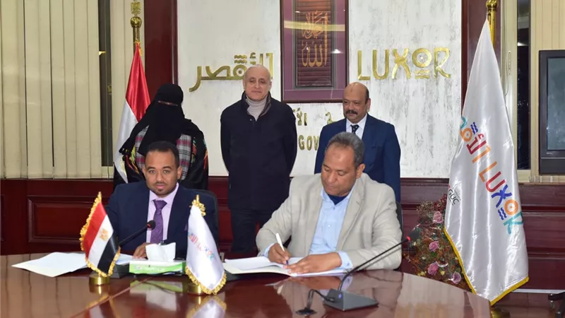 محافظ الأقصريشهد توقيع عقود إيجار المجمعات الصناعية الحرفية بإسنا