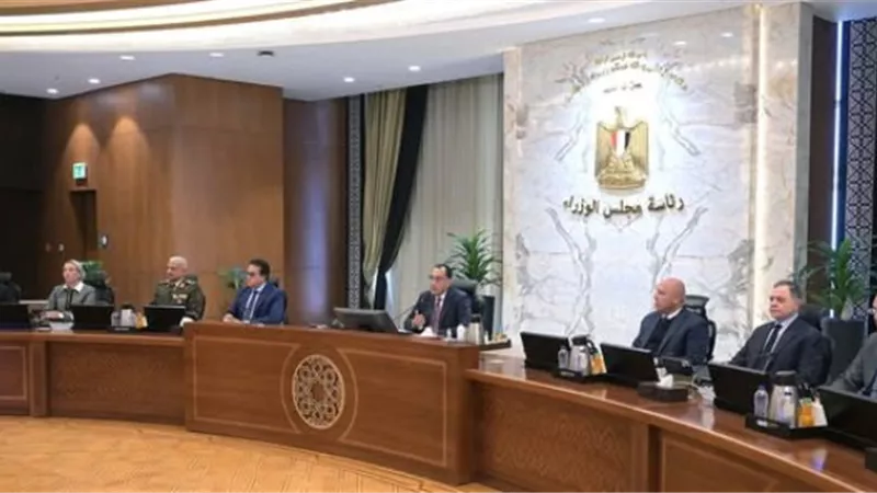 مدبولي يُشيد بسياسات الدولة الداعمة لقطاع السيارات مع إنشاء مصنع جديد