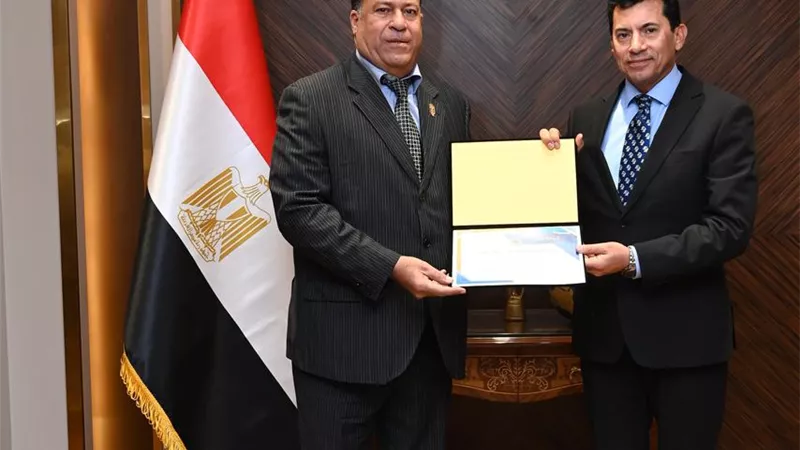 أشرف صبحى يكرم مدير مديرية الشباب والرياضة بدمياط السابق