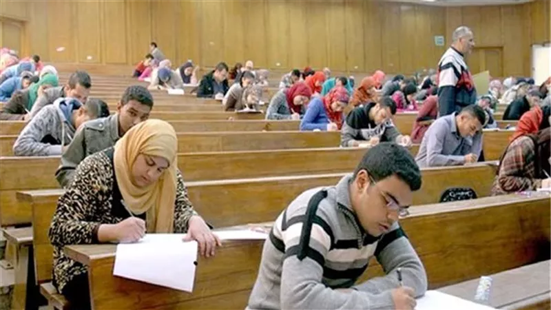 طلاب جامعة القاهرة يواصلون أداء امتحانات نهاية الترم الأول