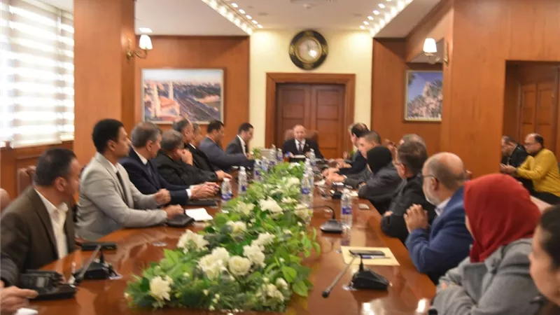 محافظ بورسعيد يوجه بمعاينة موقع الكوبرى الجديد على القناة بالرسوة