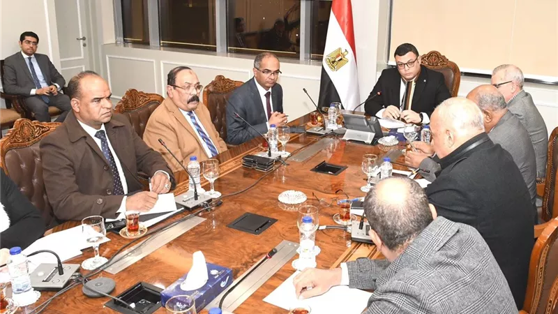 وزير الإسكان يبحث الشكاوى بشأن ضعف المياه ببعض مناطق أسوان
