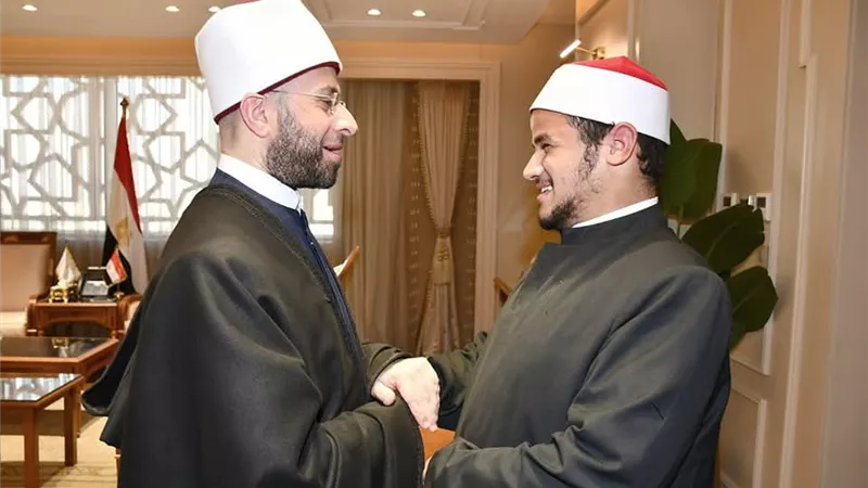 وزير الأوقاف يستقبل الشاب محمود «صاحب واقعة القطة الشهيرة»