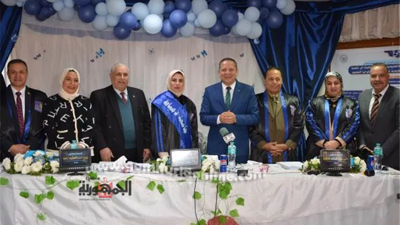 رئيس جامعة دمياط يشهد مناقشة رسالة ماجستير بكلية التربية