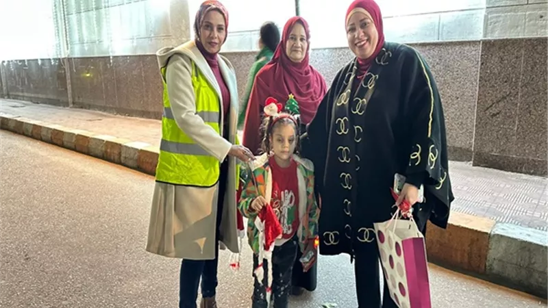 الشعب الجمهوري يحتفل بالسنة الميلادية بتوزيع الهدايا أمام الكنائس